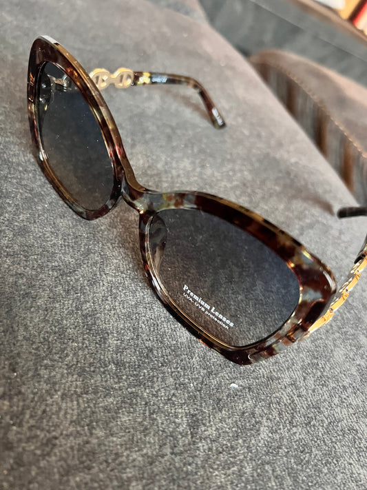 Sunglasses statement tortoise