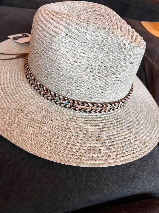 Hat off white /cream with details